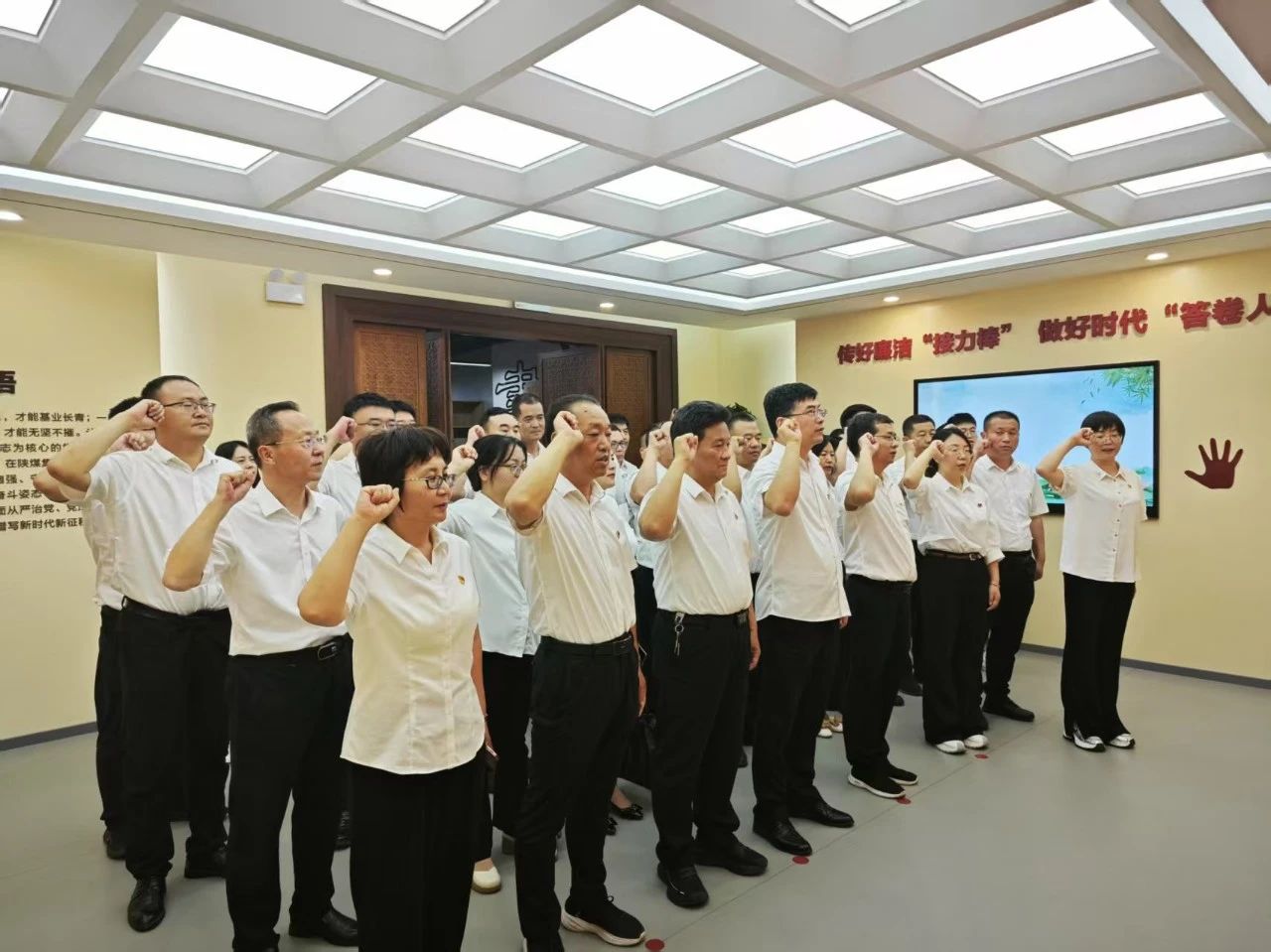 高溫熔爐煉精鋼 警示教育鑄廉心—龍鋼集團(tuán)2025年警示教育活動(dòng)側(cè)記 高溫熔爐煉精鋼 警示教育鑄廉心—龍鋼集團(tuán)2025年警示教育活動(dòng)側(cè)記