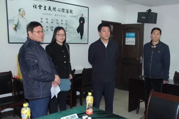 集團領(lǐng)導為備戰(zhàn)“昆鋼杯”棋牌賽隊員鼓勁加 集團領(lǐng)導為備戰(zhàn)“昆鋼杯”棋牌賽隊員鼓勁加