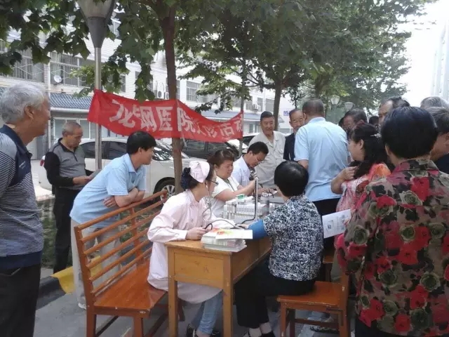 義診服務(wù)進小區(qū) 物業(yè)服務(wù)暖人心 義診服務(wù)進小區(qū) 物業(yè)服務(wù)暖人心
