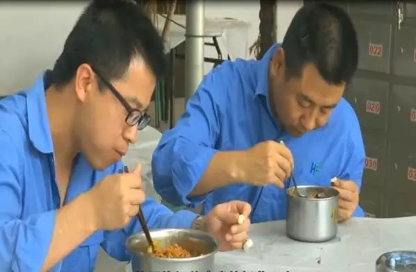 職工食堂飯菜改革 讓“眾口難調(diào)”不再難---華富新能源公司“兩學一做”教育活動側記 職工食堂飯菜改革 讓“眾口難調(diào)”不再難---華富新能源公司“兩學一做”教育活動側記