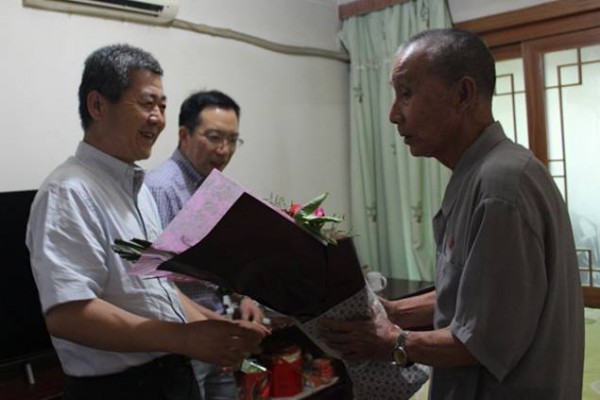 胡保存到西鋼公司、紅光物流公司慰問看望困難老黨員